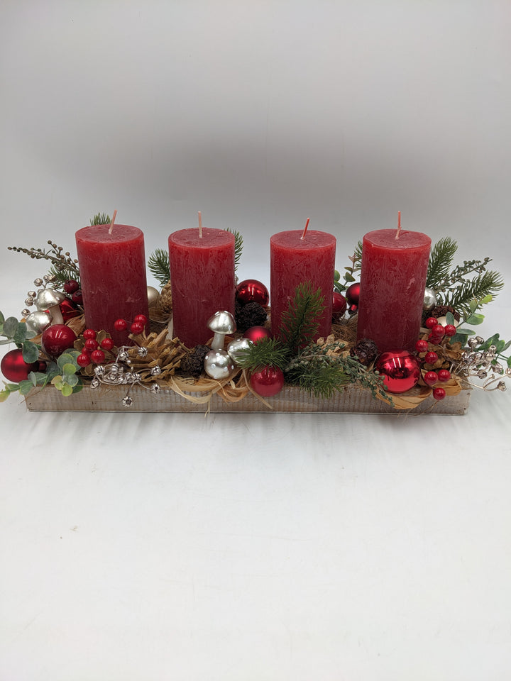Adventsgesteck Pilze Zapfen Beeren rot