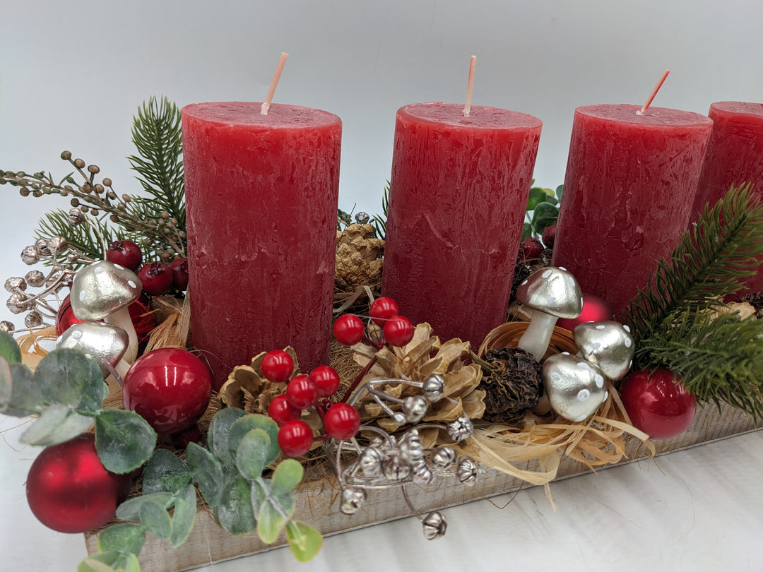Adventsgesteck Pilze Zapfen Beeren rot
