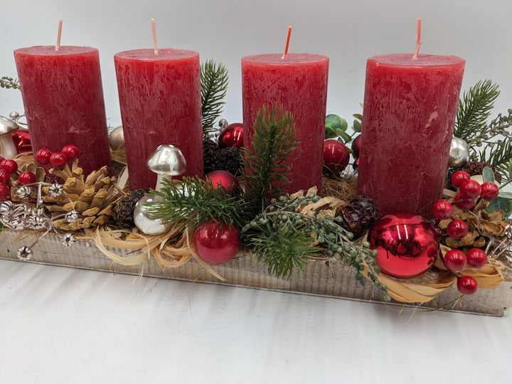 Adventsgesteck Pilze Zapfen Beeren rot