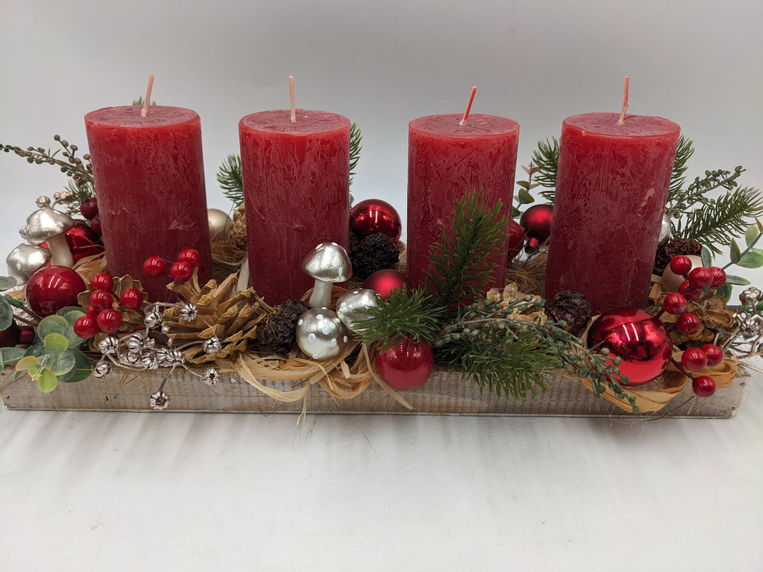 Adventsgesteck Pilze Zapfen Beeren rot