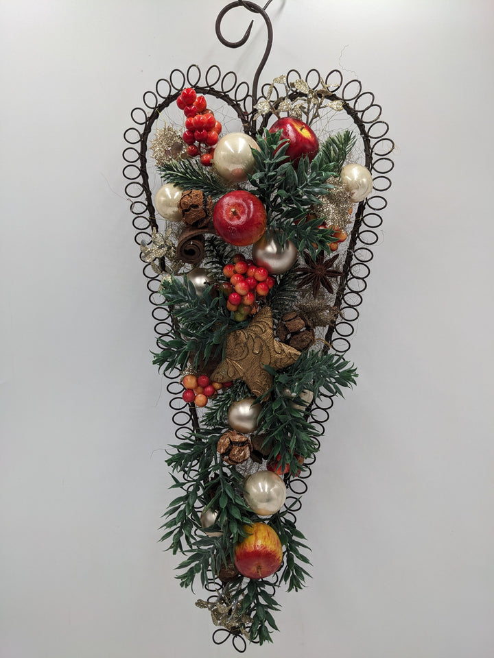 Wintergesteck Äpfel Beeren Stern Zapfen