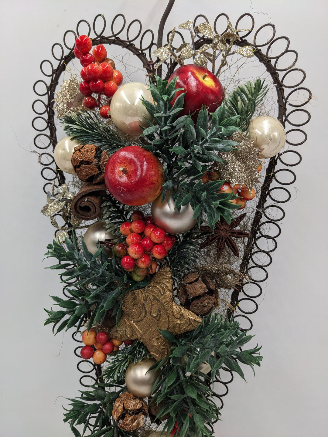 Wintergesteck Äpfel Beeren Stern Zapfen