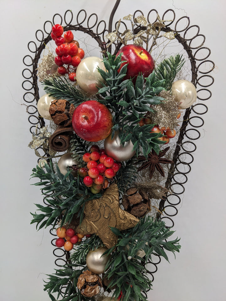 Wintergesteck Äpfel Beeren Stern Zapfen