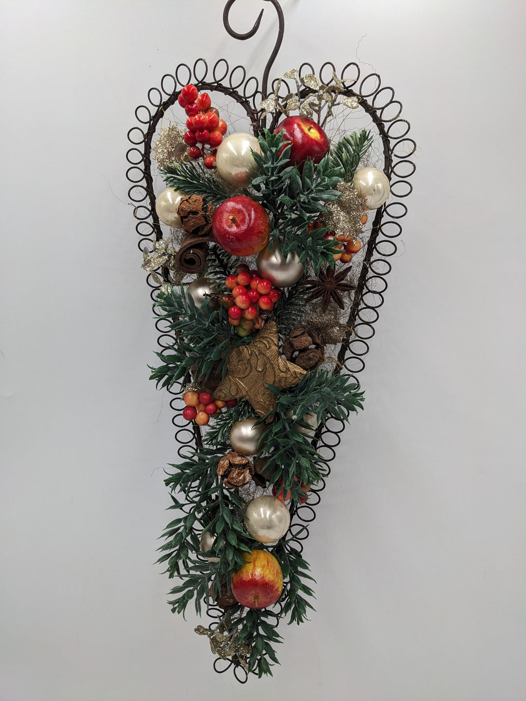 Wintergesteck Äpfel Beeren Stern Zapfen