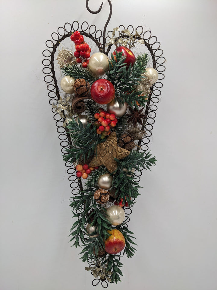 Wintergesteck Äpfel Beeren Stern Zapfen