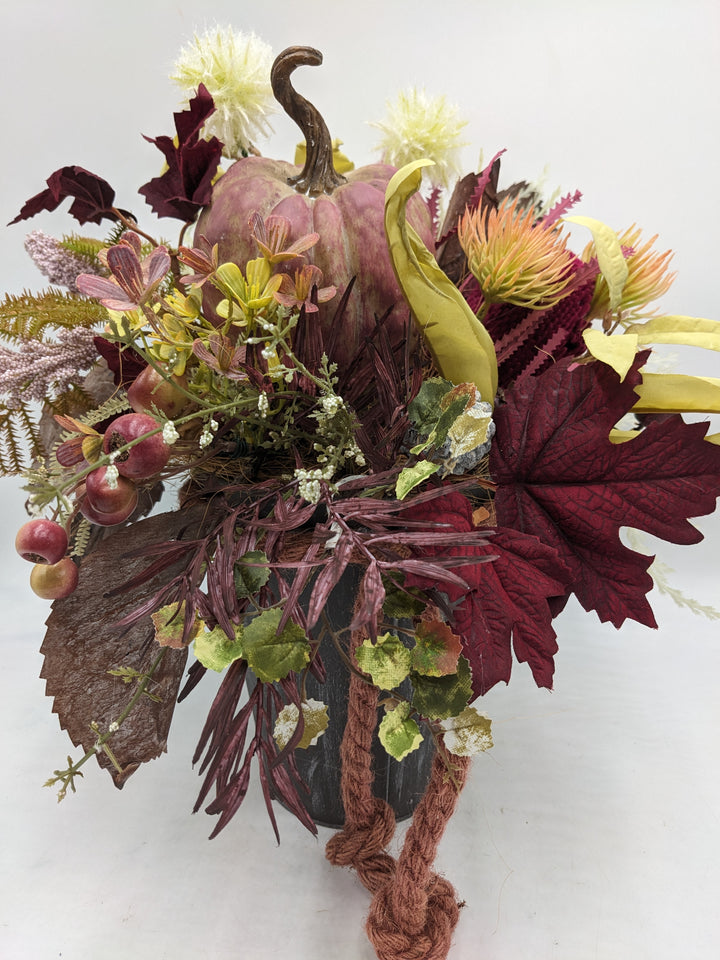 Herbstgesteck Kürbis Blätter Gräser Beeren