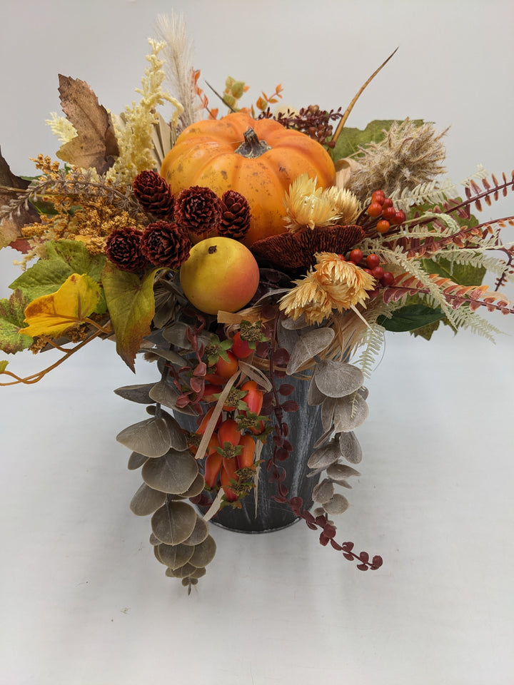 Herbstgesteck Kürbis Äpfel Beeren orange