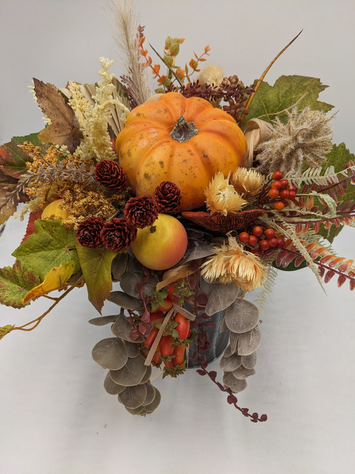 Herbstgesteck Kürbis Äpfel Beeren orange