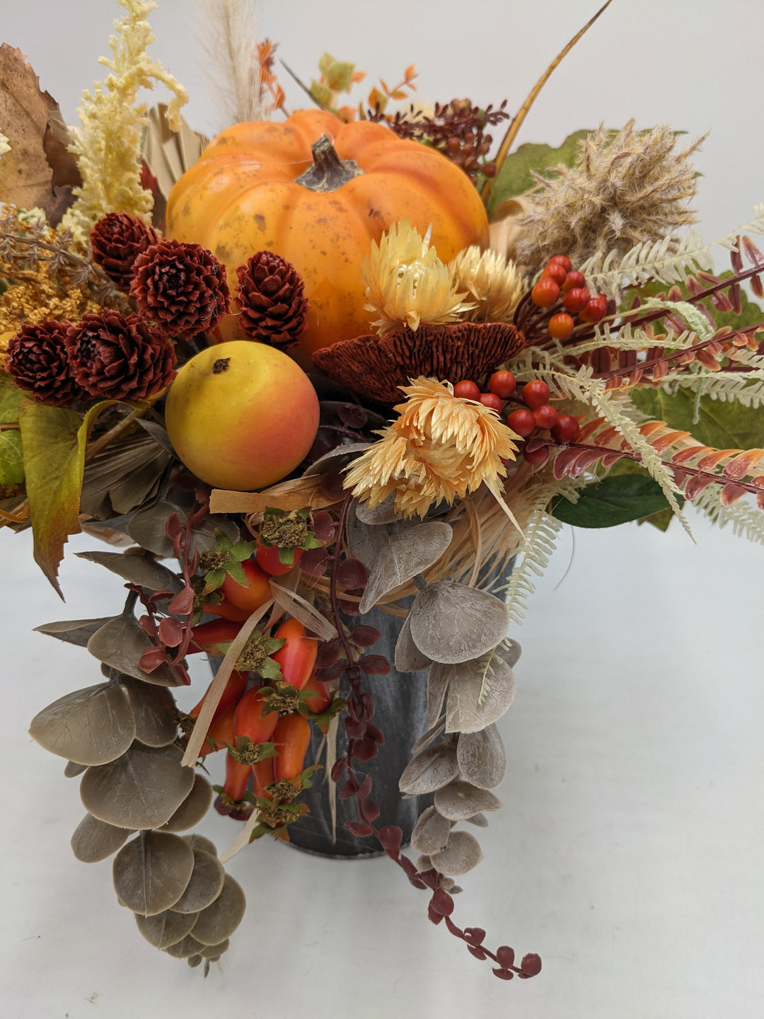 Herbstgesteck Kürbis Äpfel Beeren orange