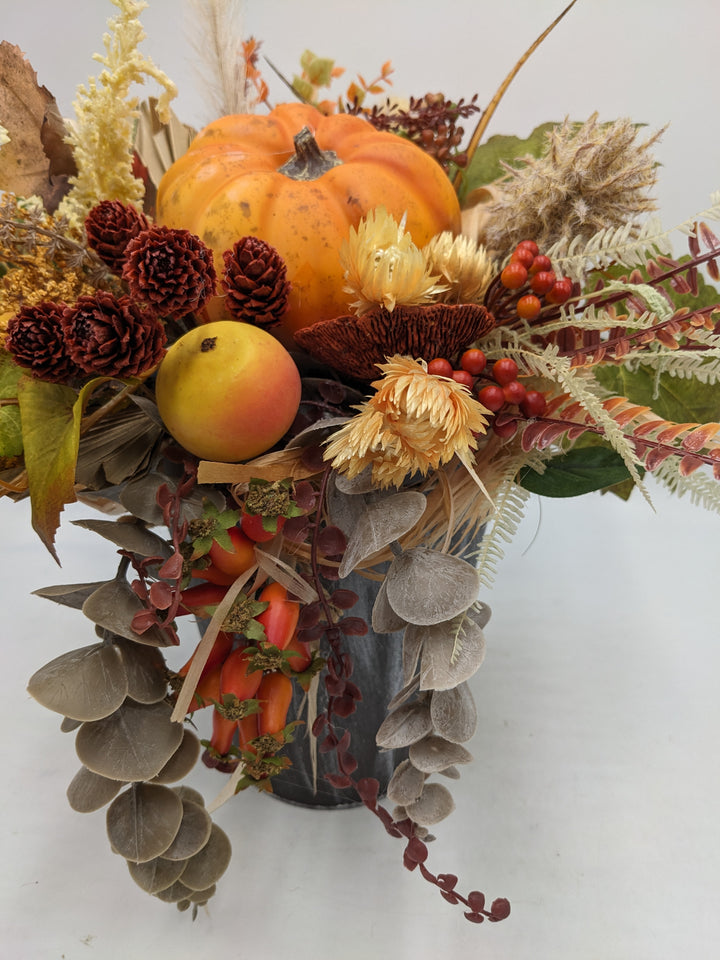 Herbstgesteck Kürbis Äpfel Beeren orange