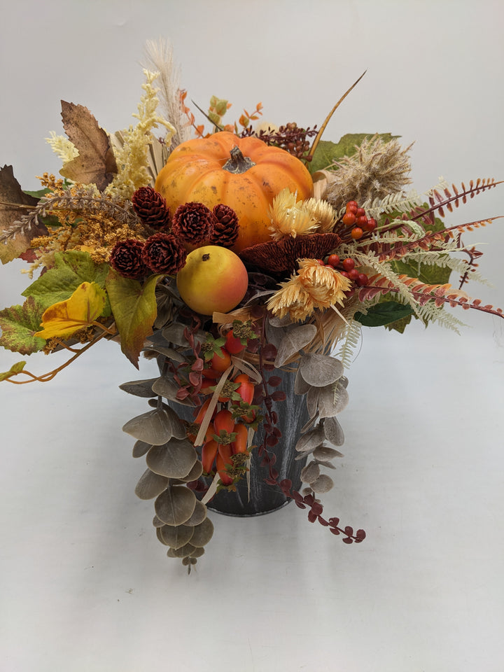 Herbstgesteck Kürbis Äpfel Beeren orange