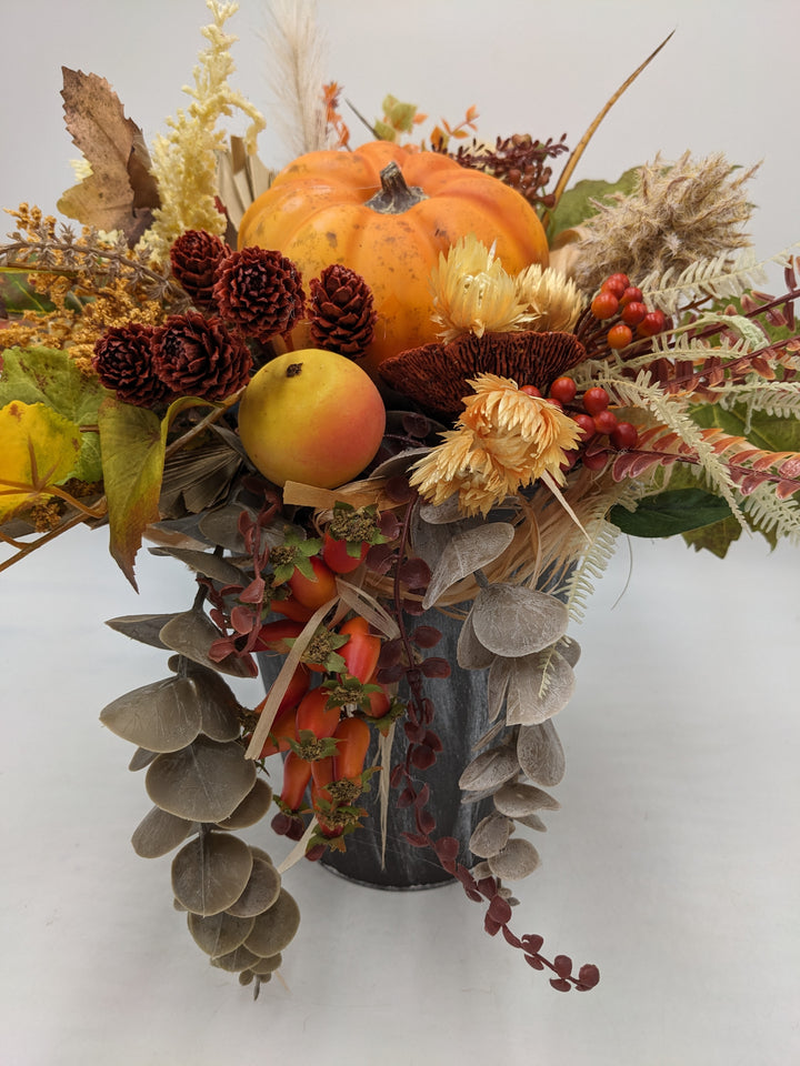 Herbstgesteck Kürbis Äpfel Beeren orange
