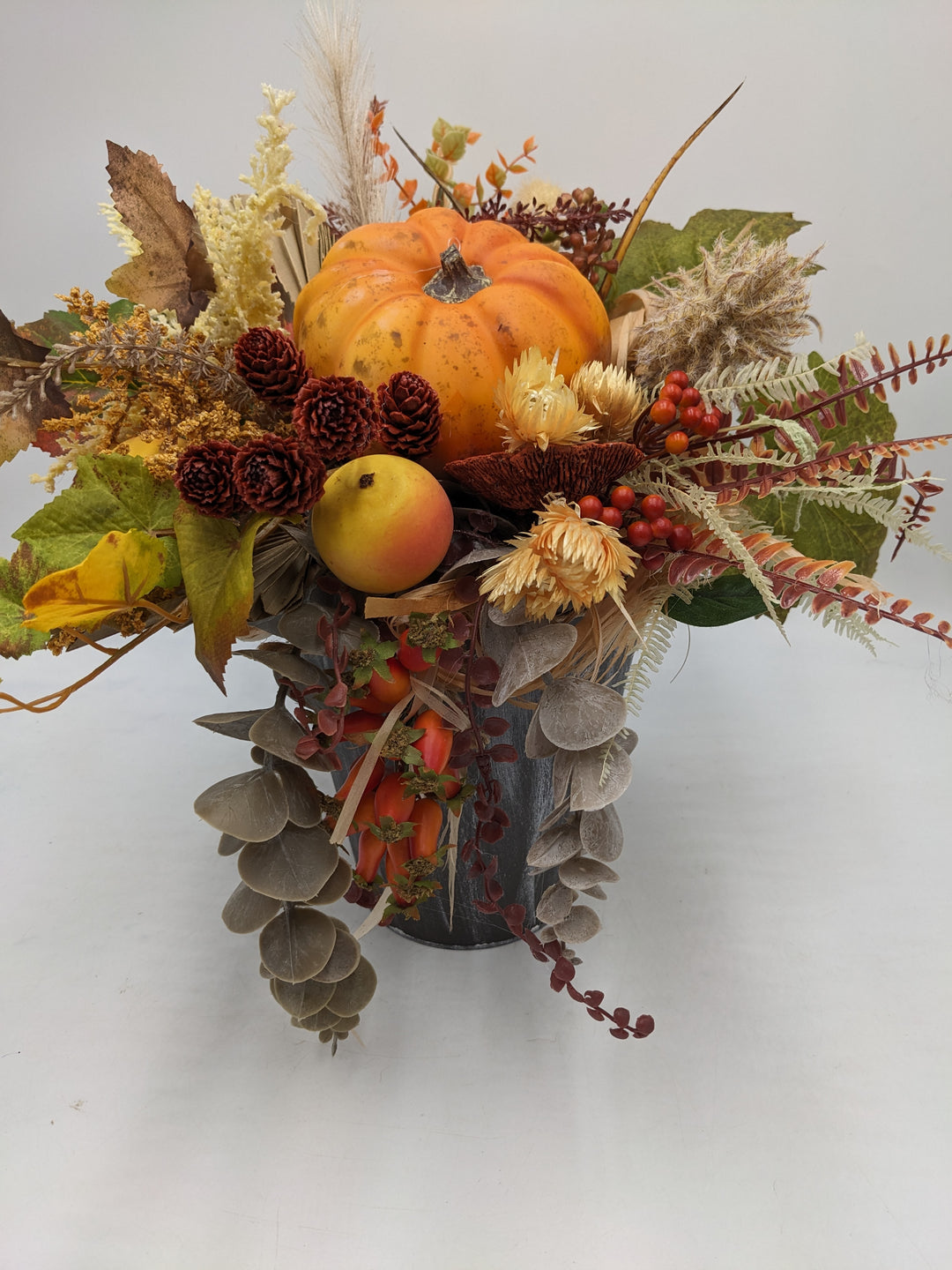 Herbstgesteck Kürbis Äpfel Beeren orange