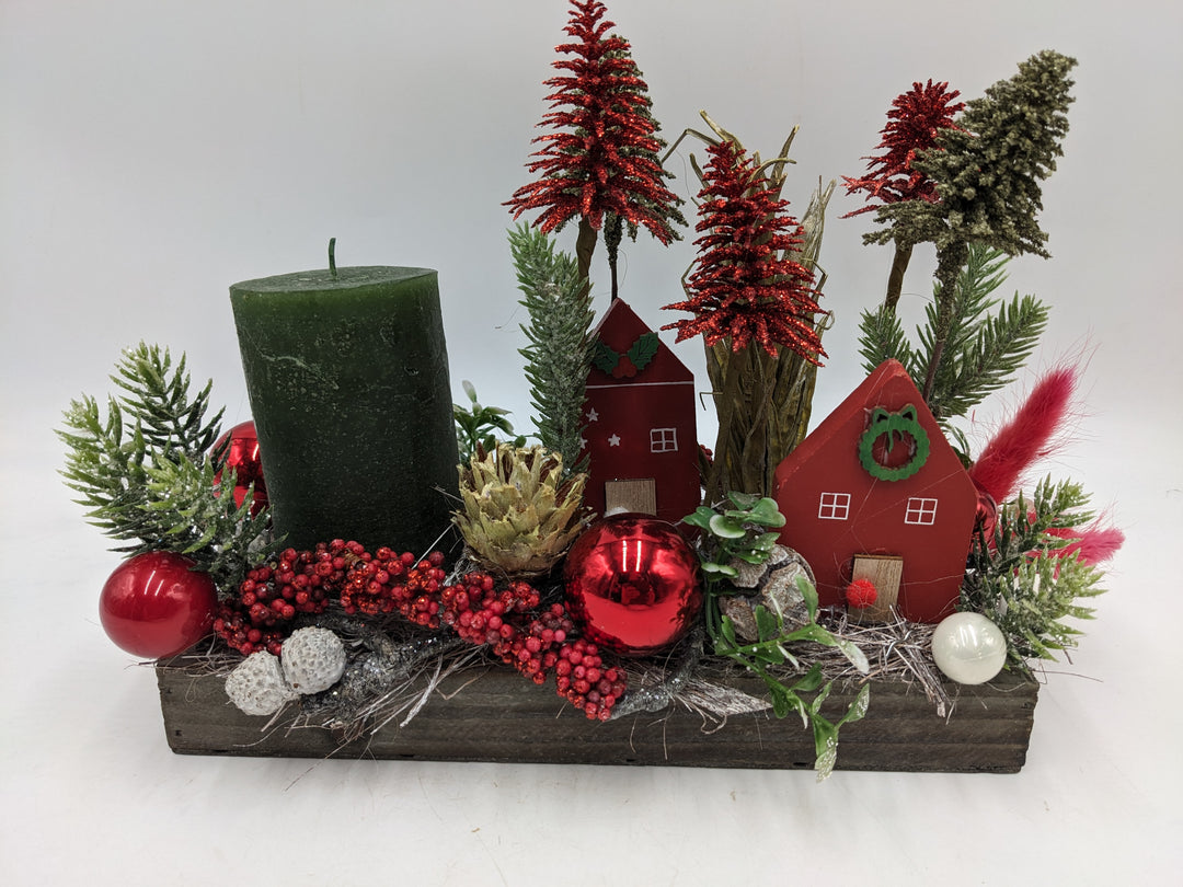 Weihnachtsgesteck Häuser Bäume rot grün