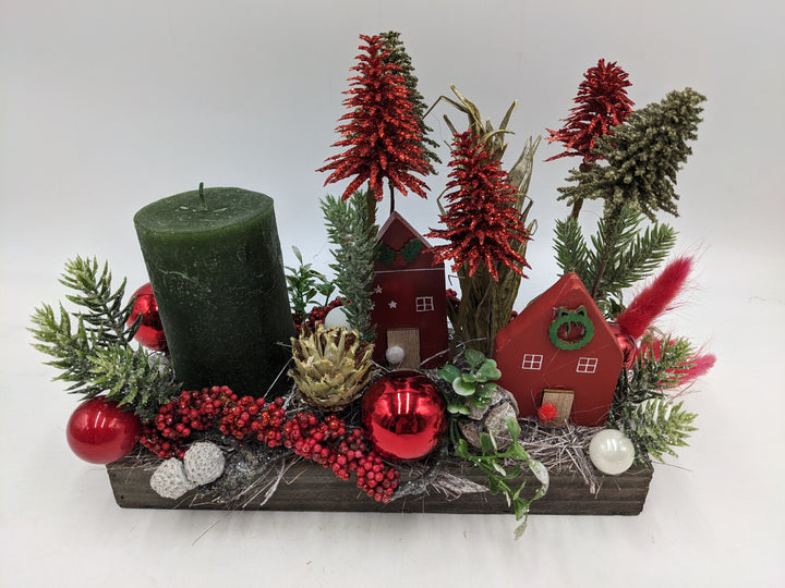Weihnachtsgesteck Häuser Bäume rot grün
