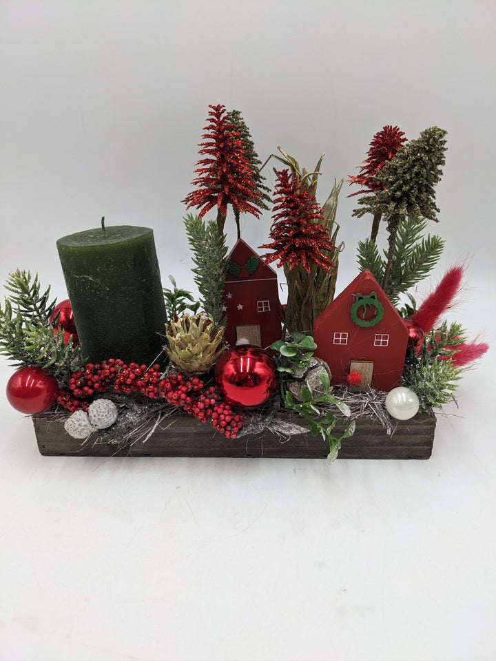 Weihnachtsgesteck Häuser Bäume rot grün