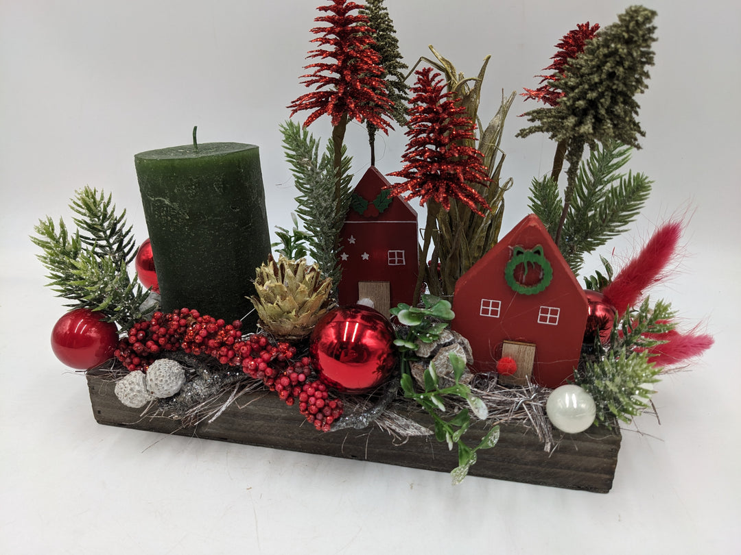 Weihnachtsgesteck Häuser Bäume rot grün