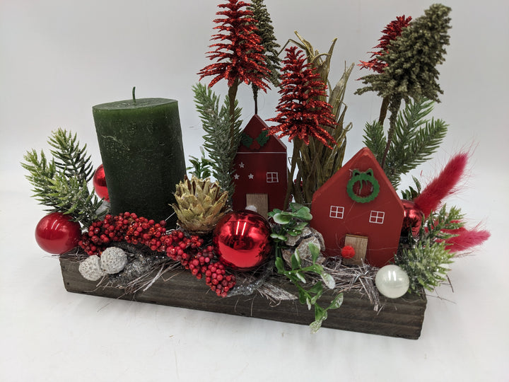 Weihnachtsgesteck Häuser Bäume rot grün