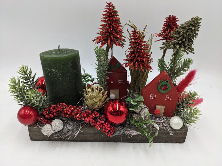 Weihnachtsgesteck Häuser Bäume rot grün