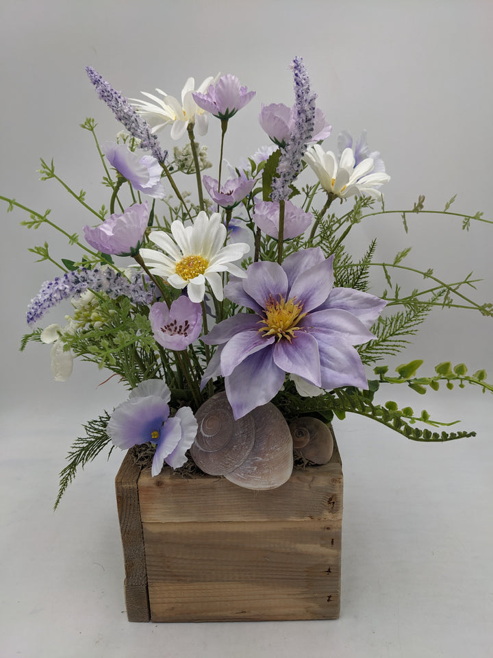 Sommergesteck Flieder  Margeriten lila weiss