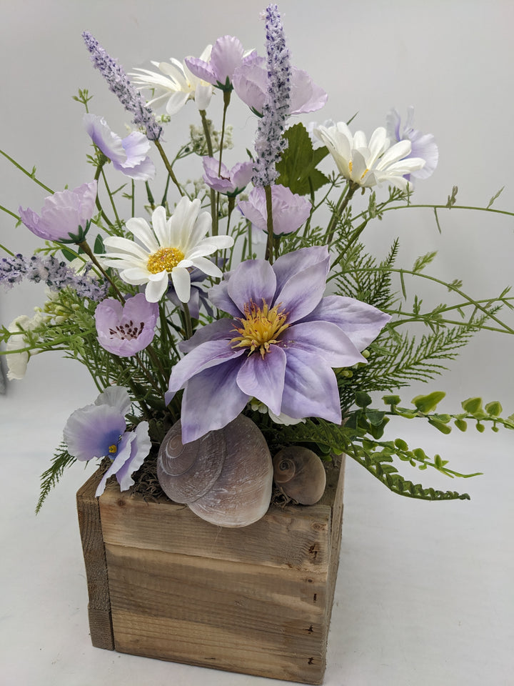 Sommergesteck Flieder  Margeriten lila weiss