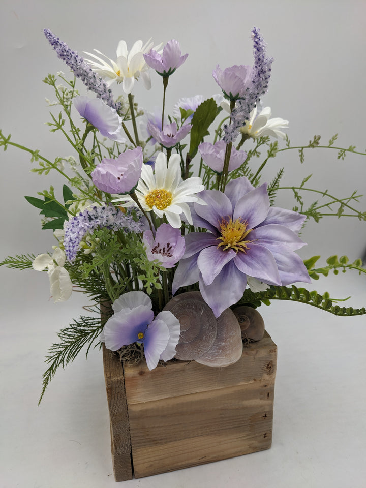 Sommergesteck Flieder  Margeriten lila weiss