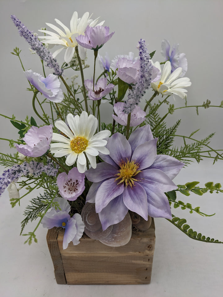 Sommergesteck Flieder  Margeriten lila weiss