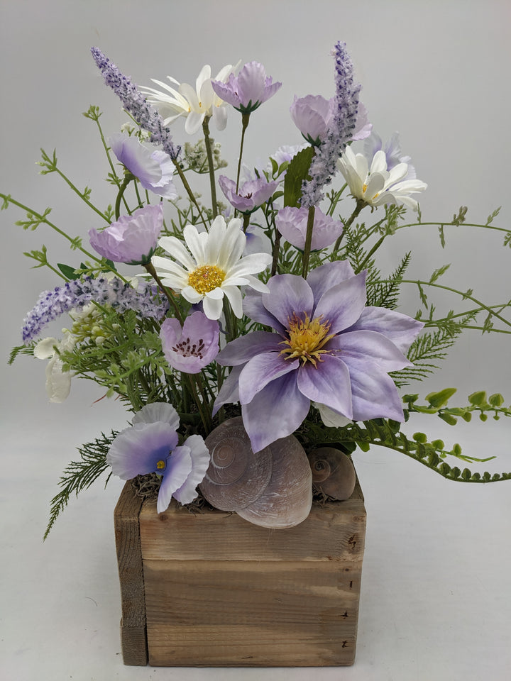 Sommergesteck Flieder  Margeriten lila weiss