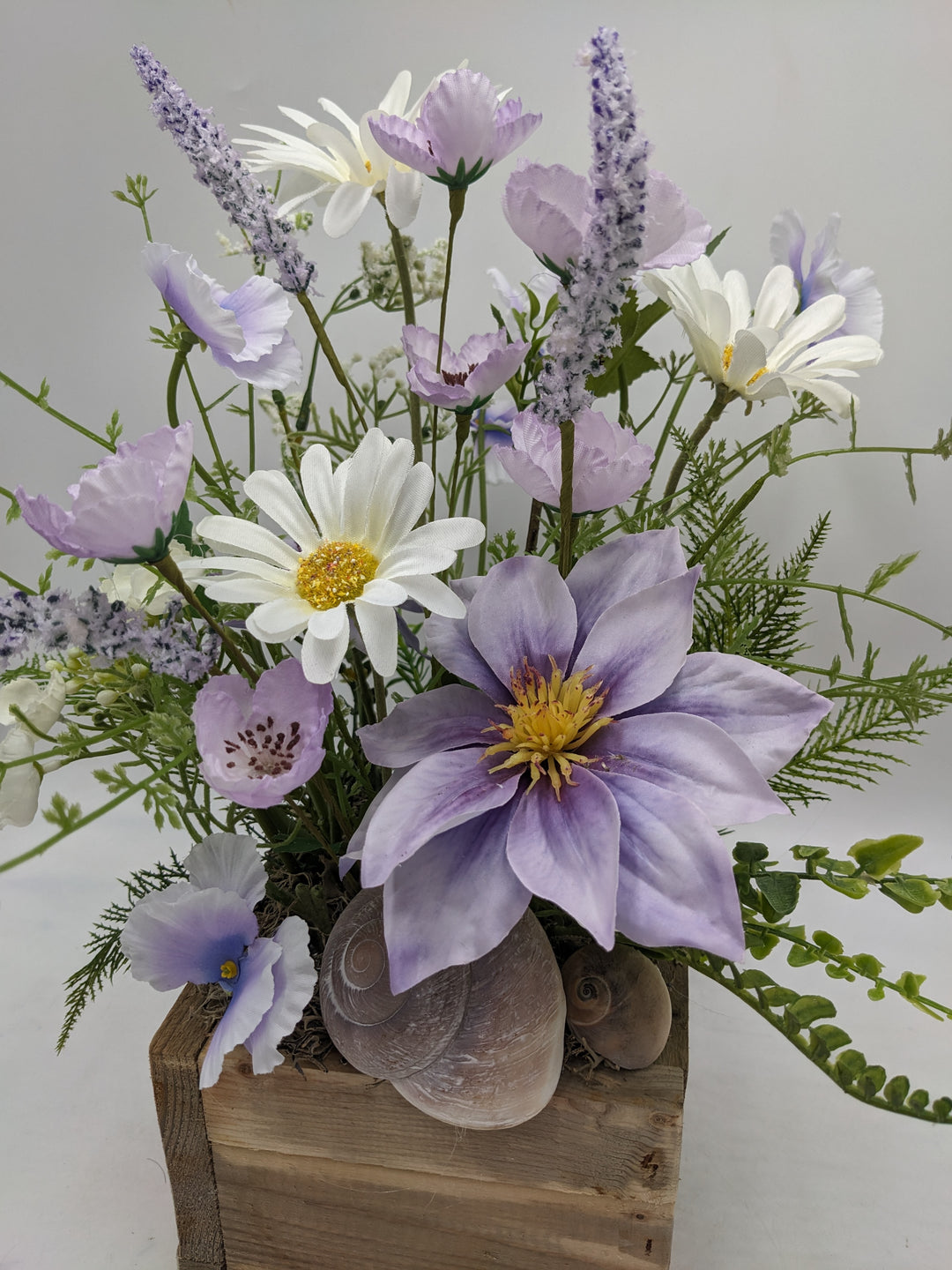 Sommergesteck Flieder  Margeriten lila weiss