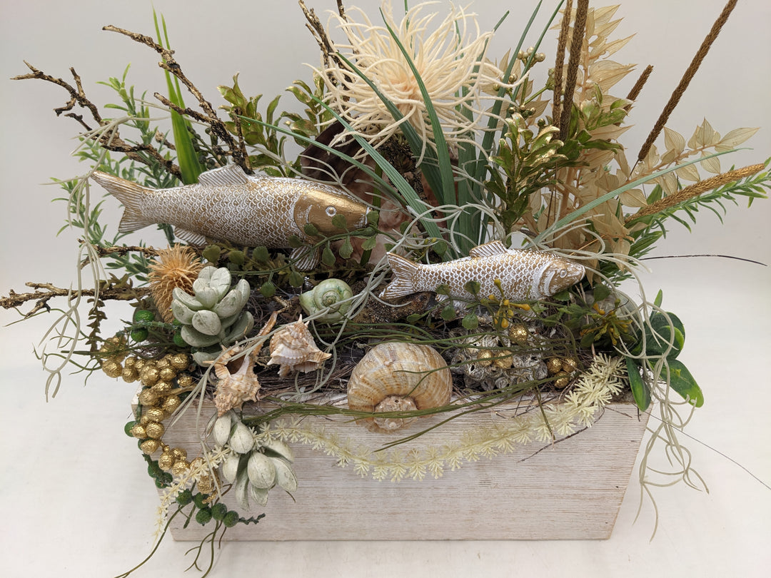 Sommergesteck Fisch Gräser maritim gold