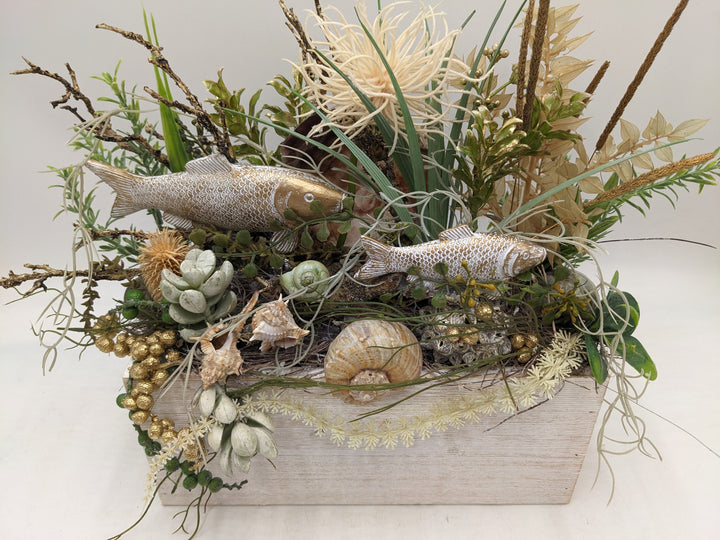 Sommergesteck Fisch Gräser maritim gold
