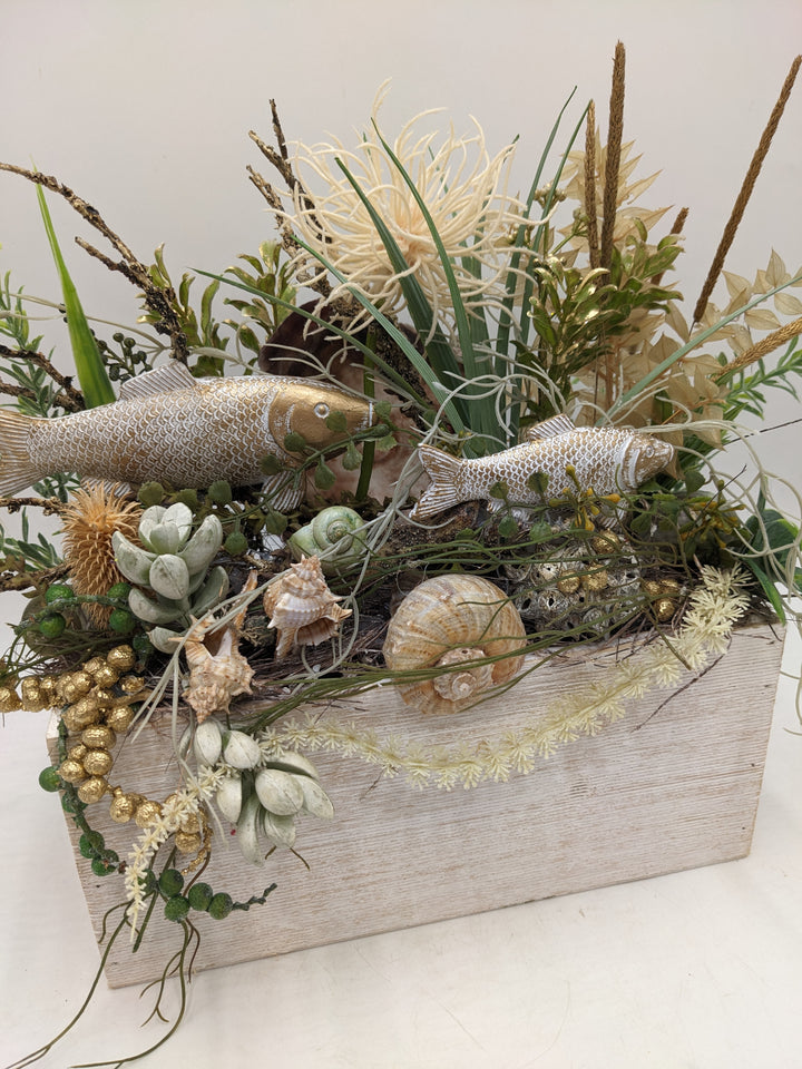 Sommergesteck Fisch Gräser maritim gold