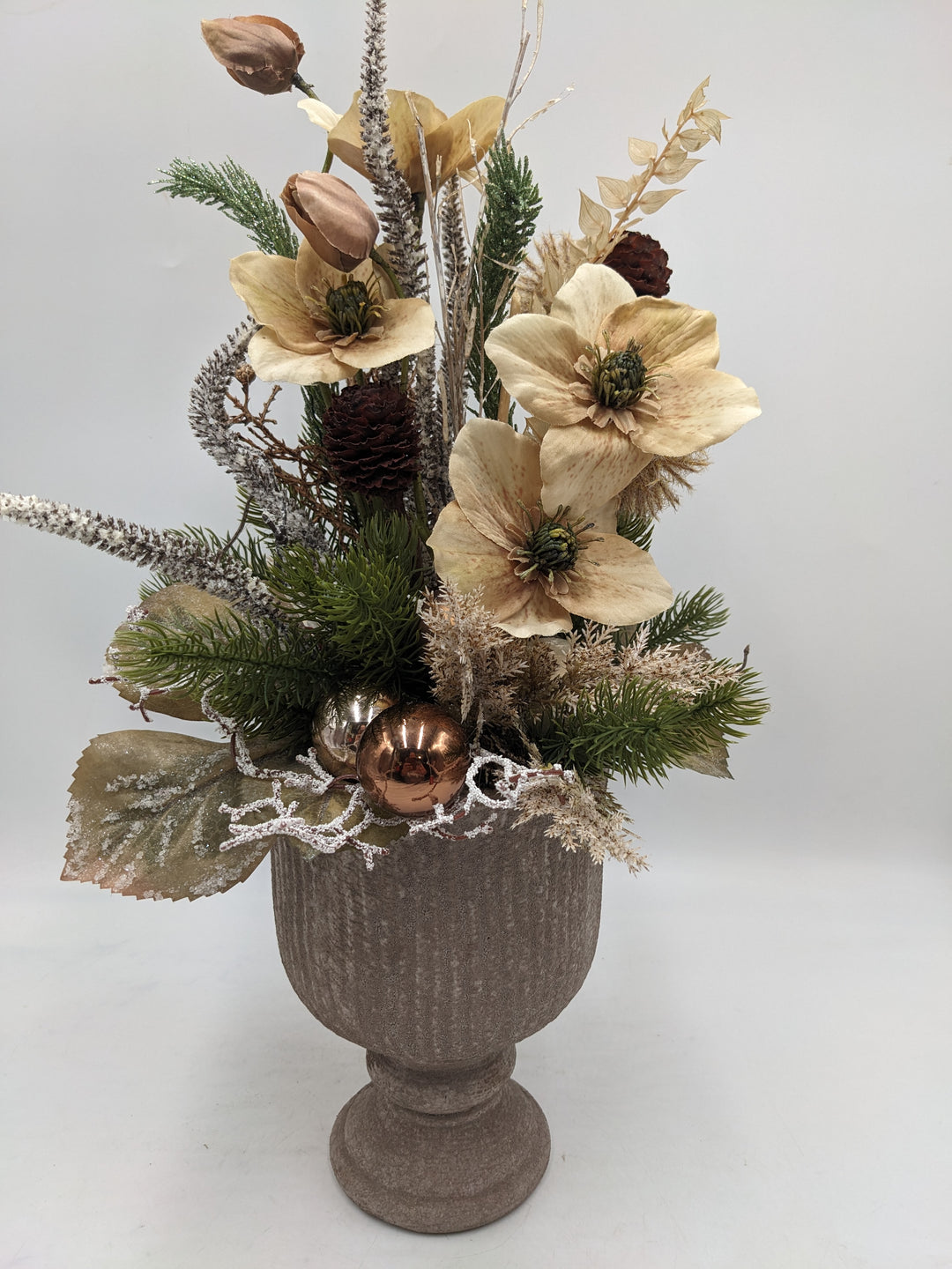 Wintergesteck Christrose Zapfen Blätter braun