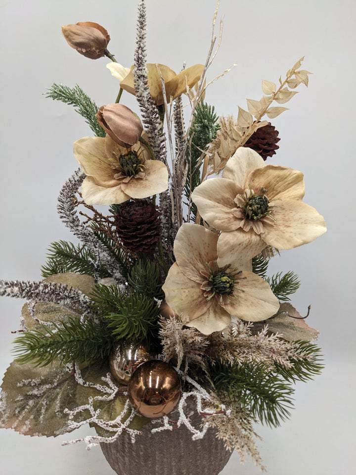 Wintergesteck Christrose Zapfen Blätter braun