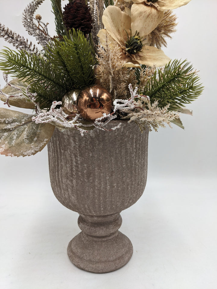 Wintergesteck Christrose Zapfen Blätter braun