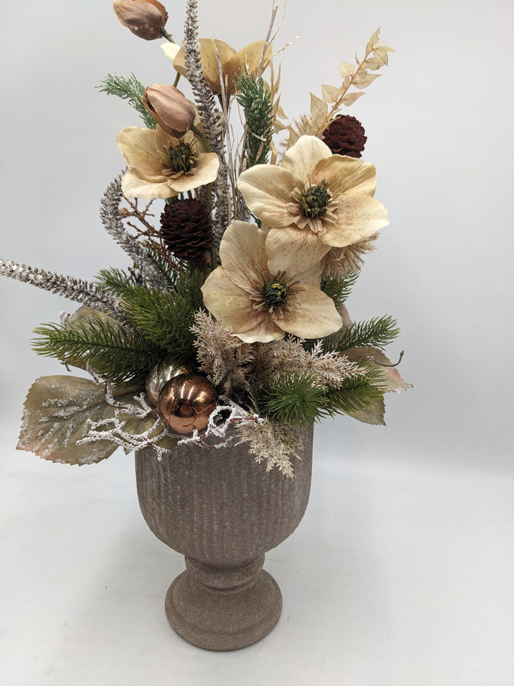 Wintergesteck Christrose Zapfen Blätter braun