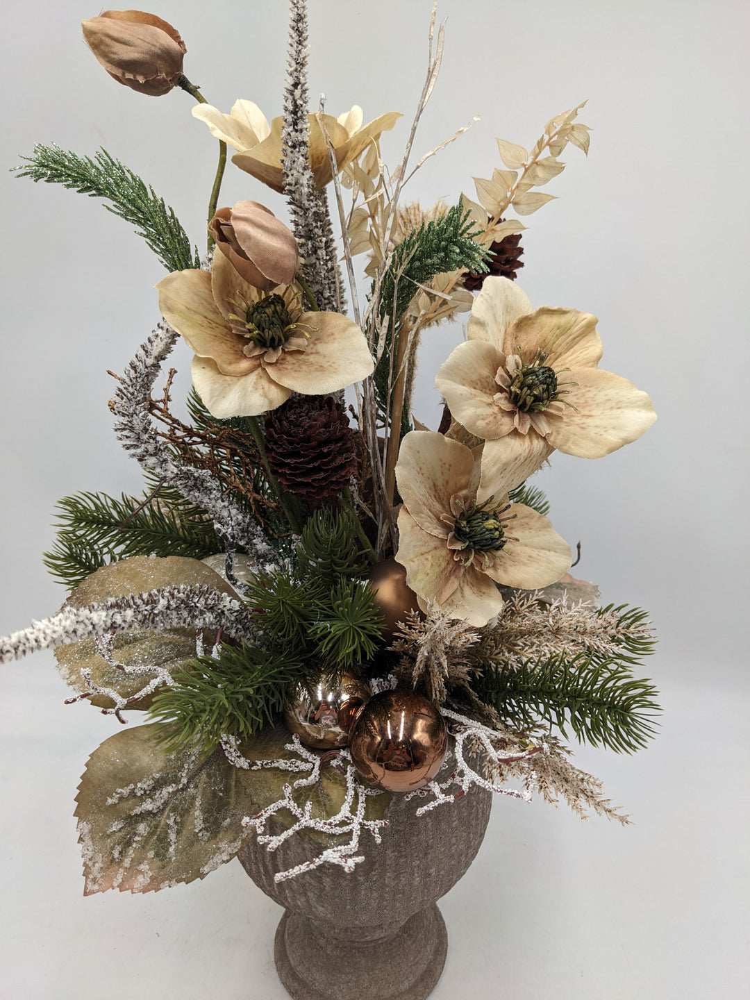 Wintergesteck Christrose Zapfen Blätter braun