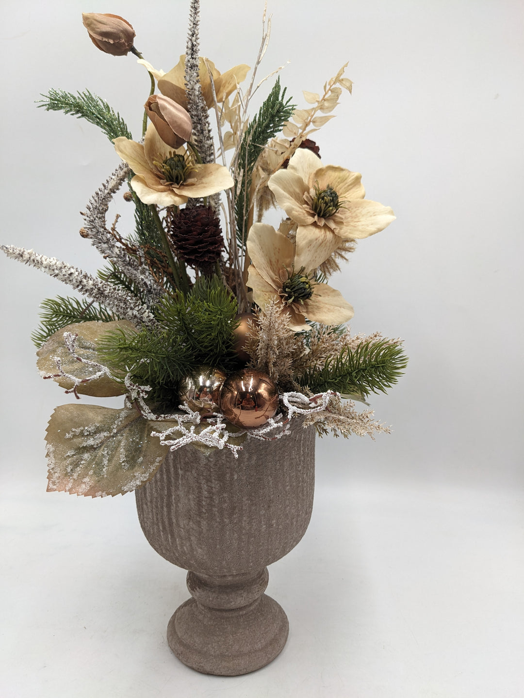 Wintergesteck Christrose Zapfen Blätter braun