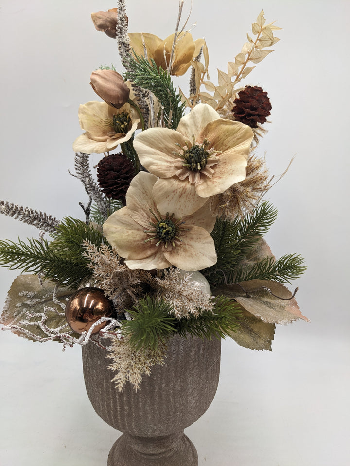 Wintergesteck Christrose Zapfen Blätter braun