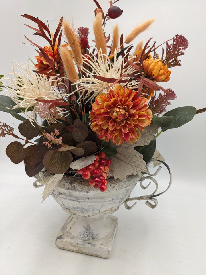 Herbstgesteck Beeren Gräser orange creme
