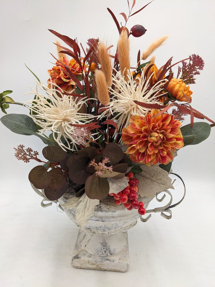 Herbstgesteck Beeren Gräser orange creme