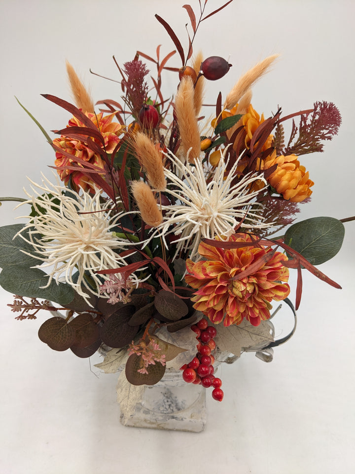 Herbstgesteck Beeren Gräser orange creme