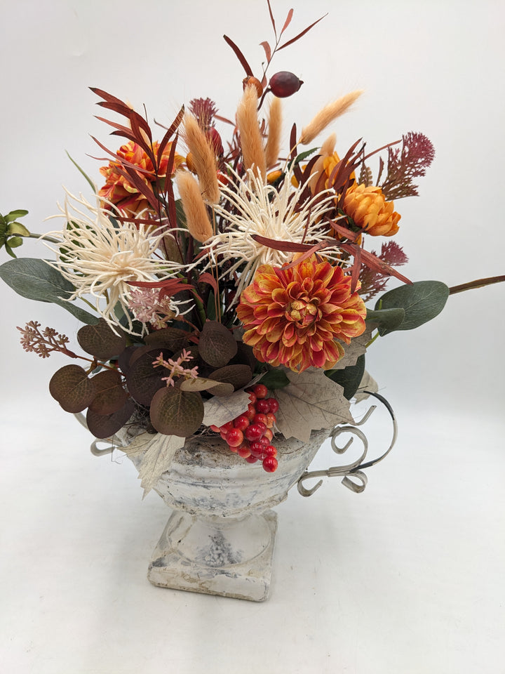 Herbstgesteck Beeren Gräser orange creme