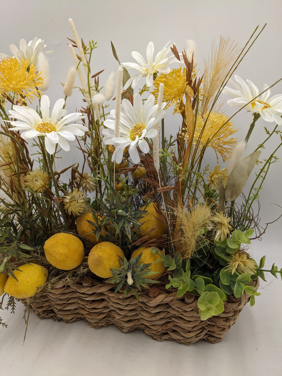 Sommergesteck Zitronen Margeriten gelb weiss