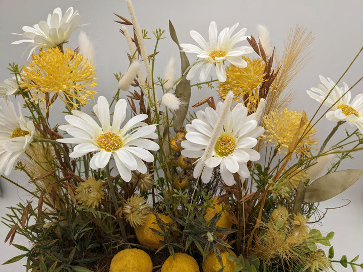 Sommergesteck Zitronen Margeriten gelb weiss