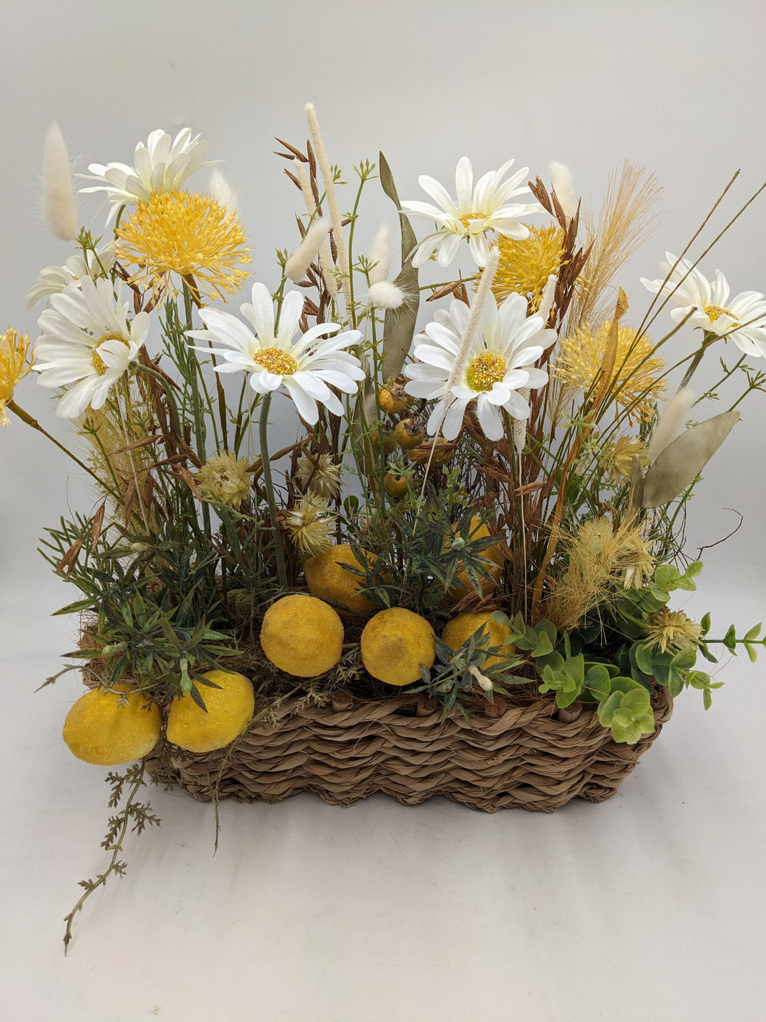 Sommergesteck Zitronen Margeriten gelb weiss
