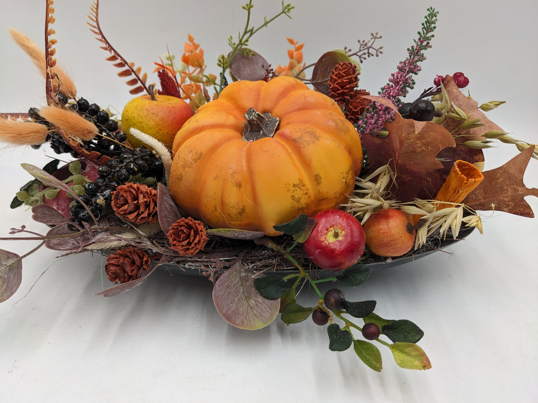 Herbstgesteck Kürbis Zapfen Äpfel orange