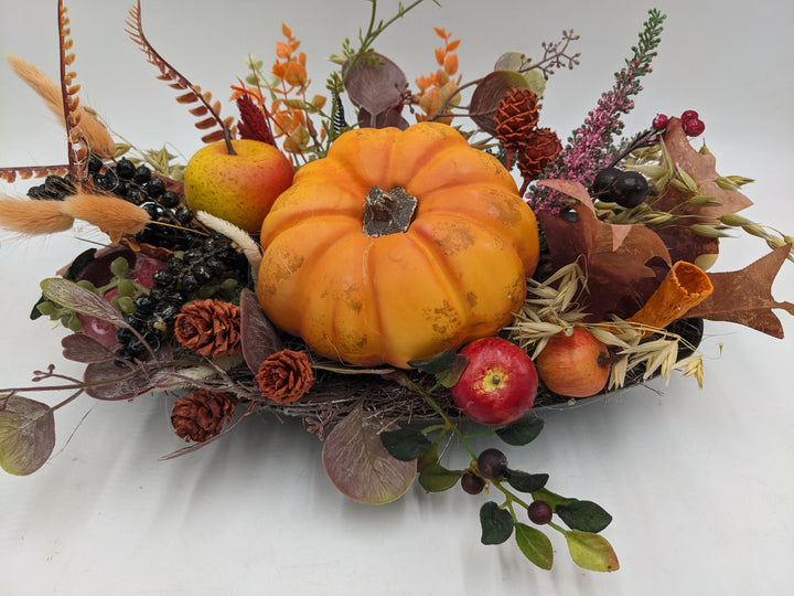 Herbstgesteck Kürbis Zapfen Äpfel orange