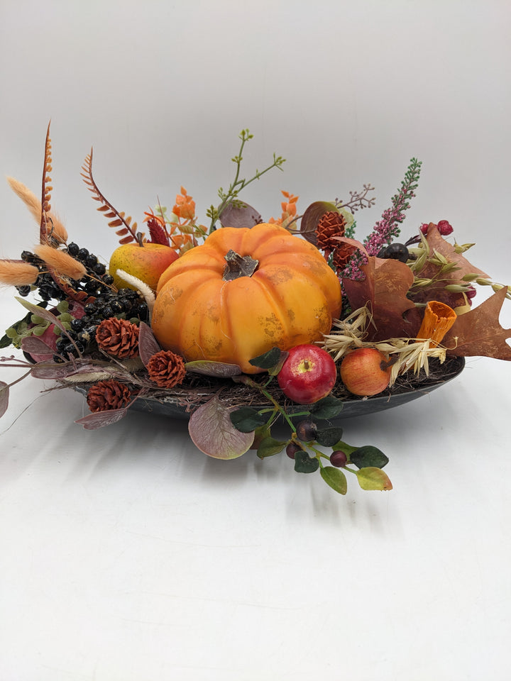 Herbstgesteck Kürbis Zapfen Äpfel orange