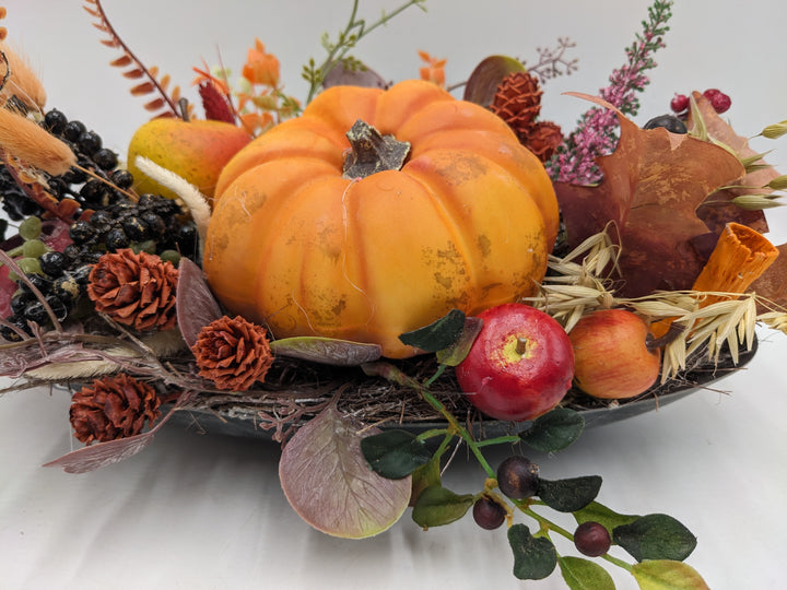 Herbstgesteck Kürbis Zapfen Äpfel orange